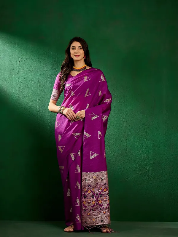 Purple_Silk_Blend_Woven_Banarasi_Saree_With_Unstitched_Blouse_For_Women