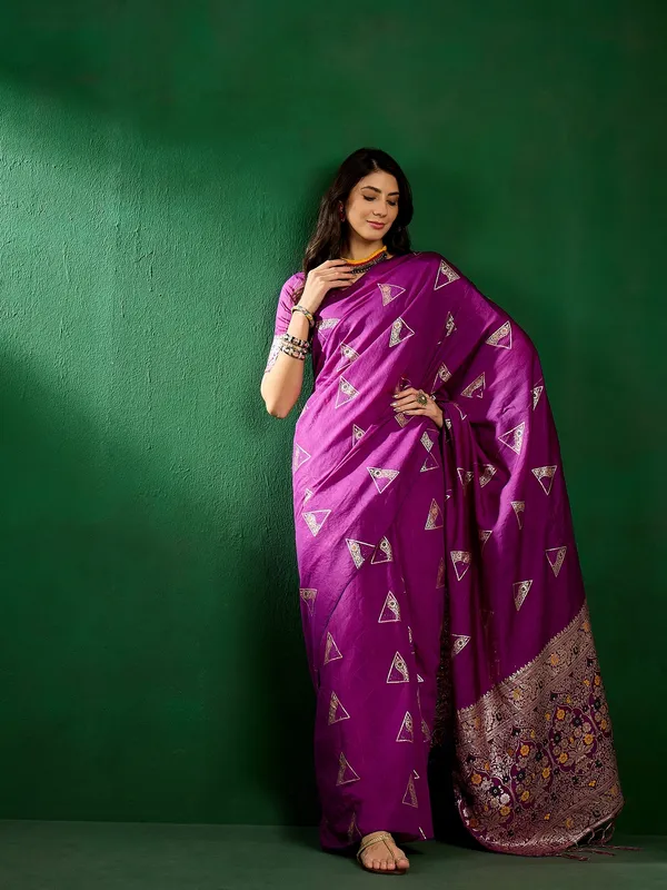 Purple_Silk_Blend_Woven_Banarasi_Saree_With_Unstitched_Blouse_For_Women