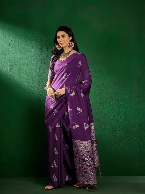 Maroon_Silk_Blend_Woven_Banarasi_Saree_With_Unstitched_Blouse_For_Women