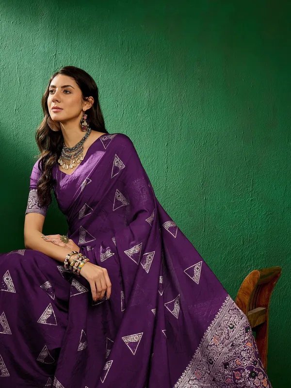 Maroon_Silk_Blend_Woven_Banarasi_Saree_With_Unstitched_Blouse_For_Women