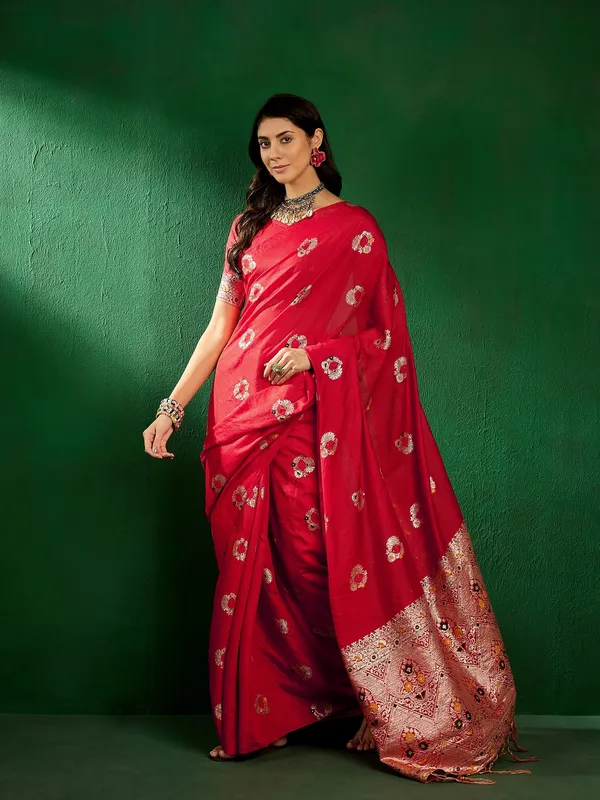 Red_Silk_Blend_Woven_Banarasi_Saree_With_Unstitched_Blouse_For_Women
