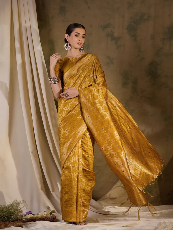 Gold_Art_Silk_Woven_Banarasi_Saree_With_Unstitched_Blouse_For_Women