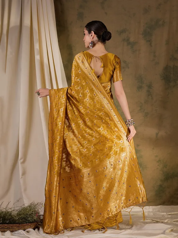 Gold_Art_Silk_Woven_Banarasi_Saree_With_Unstitched_Blouse_For_Women
