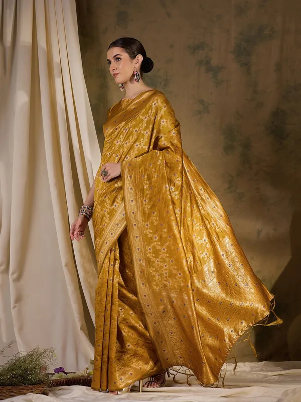 Gold_Art_Silk_Woven_Banarasi_Saree_With_Unstitched_Blouse_For_Women
