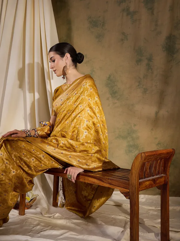 Gold_Art_Silk_Woven_Banarasi_Saree_With_Unstitched_Blouse_For_Women