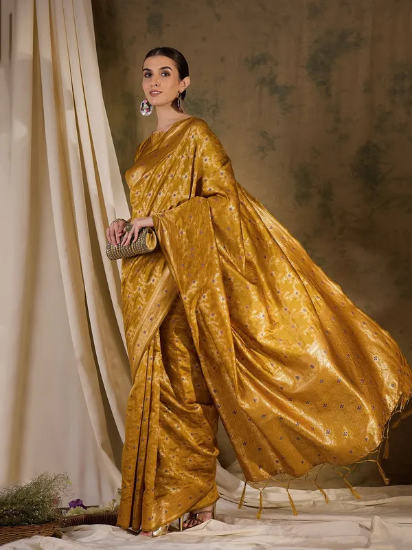 Gold_Art_Silk_Woven_Banarasi_Saree_With_Unstitched_Blouse_For_Women