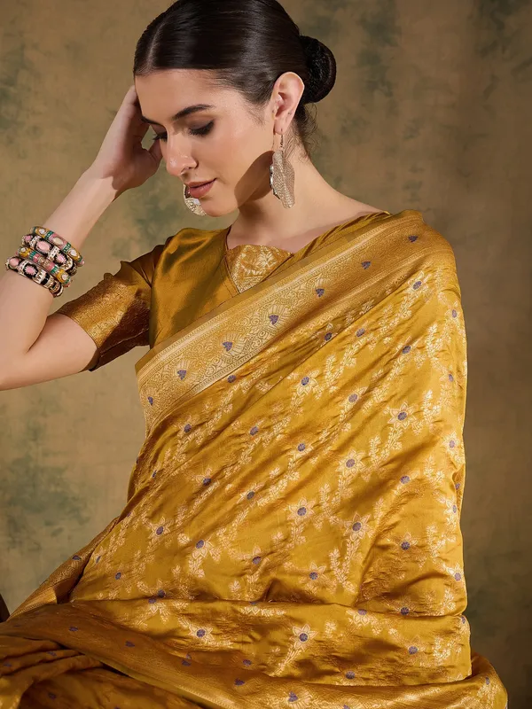 Gold_Art_Silk_Woven_Banarasi_Saree_With_Unstitched_Blouse_For_Women