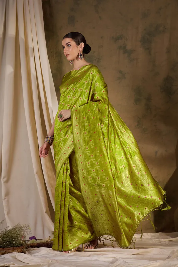 Green_Art_Silk_Woven_Banarasi_Saree_With_Unstitched_Blouse_For_Women