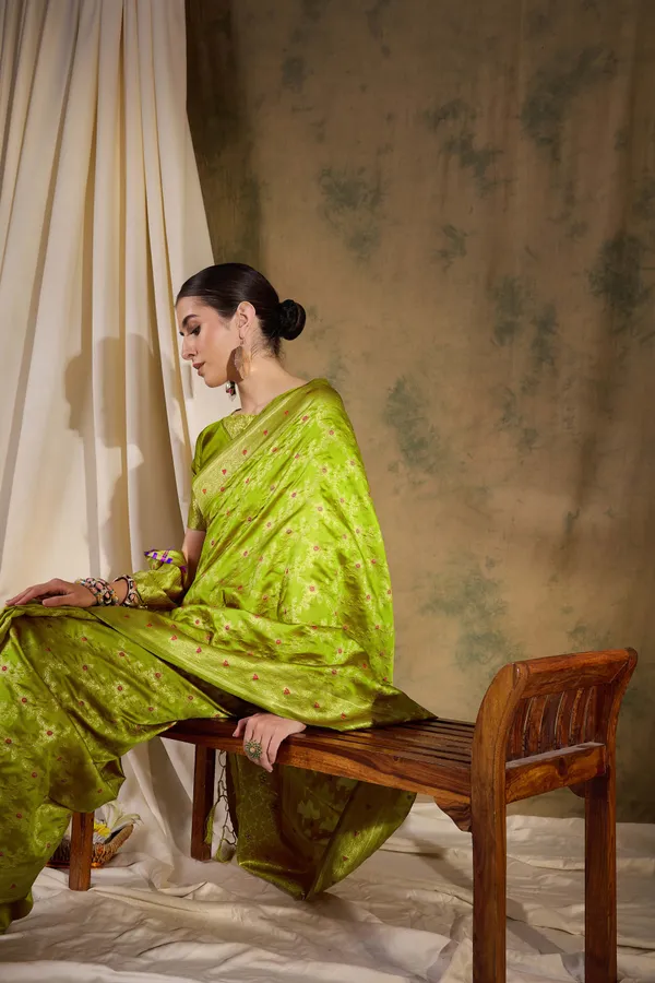 Green_Art_Silk_Woven_Banarasi_Saree_With_Unstitched_Blouse_For_Women