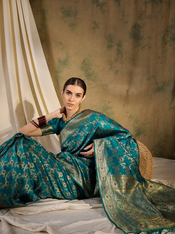Green_Art_Silk_Woven_Banarasi_Saree_With_Unstitched_Blouse_For_Women