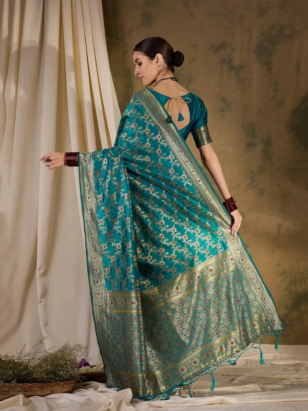 Green_Art_Silk_Woven_Banarasi_Saree_With_Unstitched_Blouse_For_Women