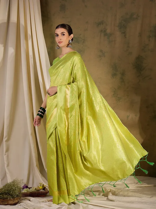Green_Art_Silk_Woven_Banarasi_Saree_With_Unstitched_Blouse_For_Women