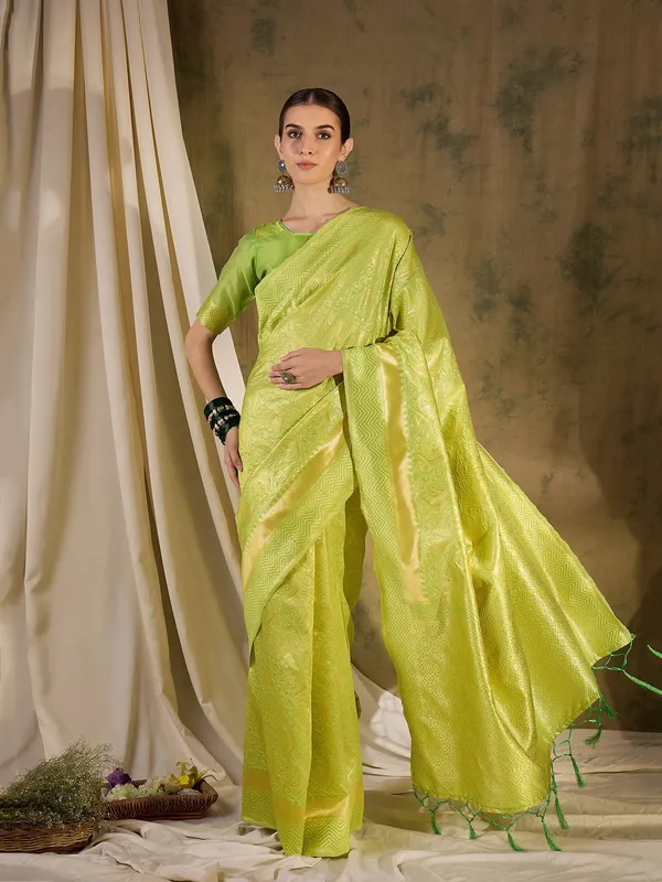 Green_Art_Silk_Woven_Banarasi_Saree_With_Unstitched_Blouse_For_Women