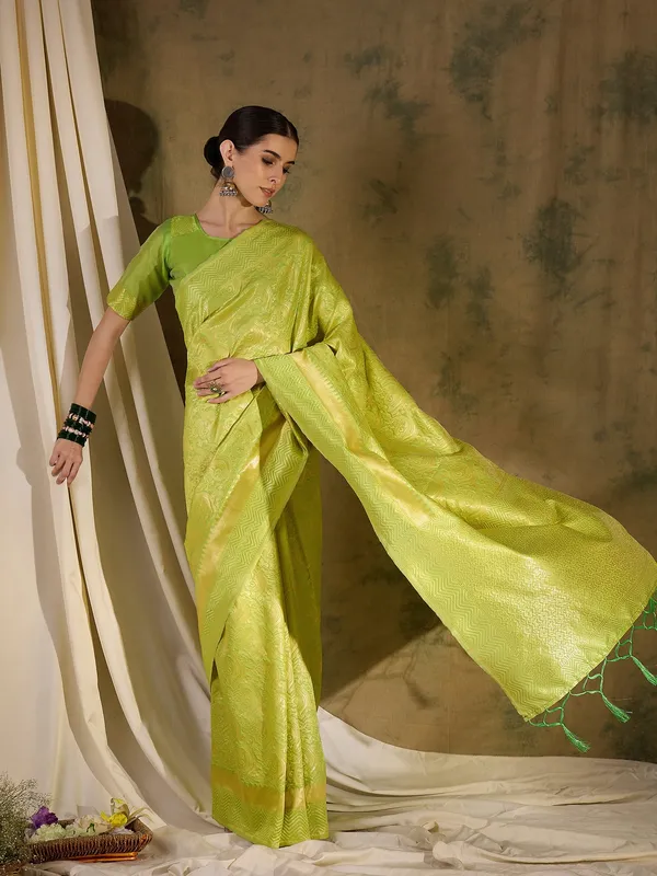 Green_Art_Silk_Woven_Banarasi_Saree_With_Unstitched_Blouse_For_Women