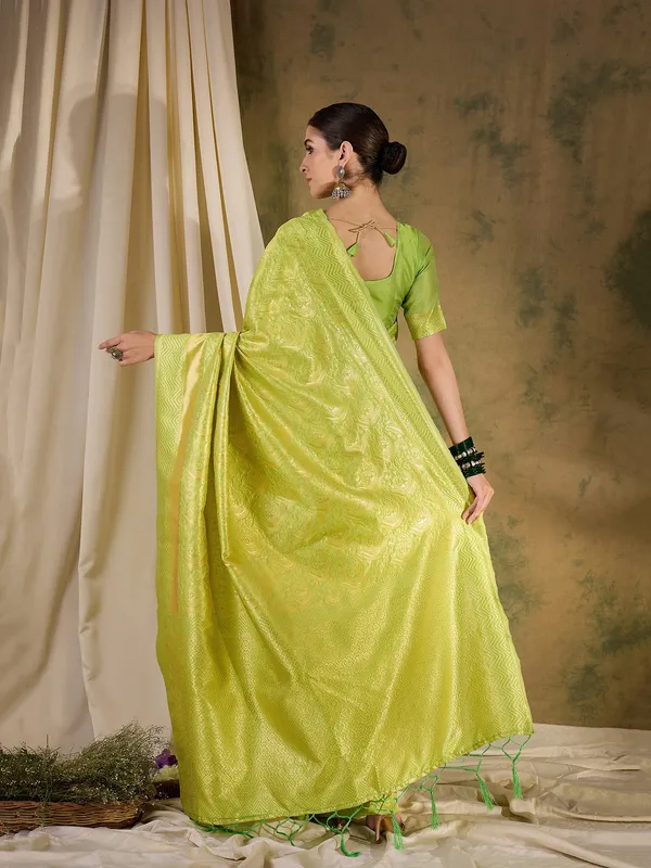 Green_Art_Silk_Woven_Banarasi_Saree_With_Unstitched_Blouse_For_Women