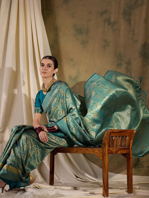 Green_Art_Silk_Woven_Banarasi_Saree_With_Unstitched_Blouse_For_Women