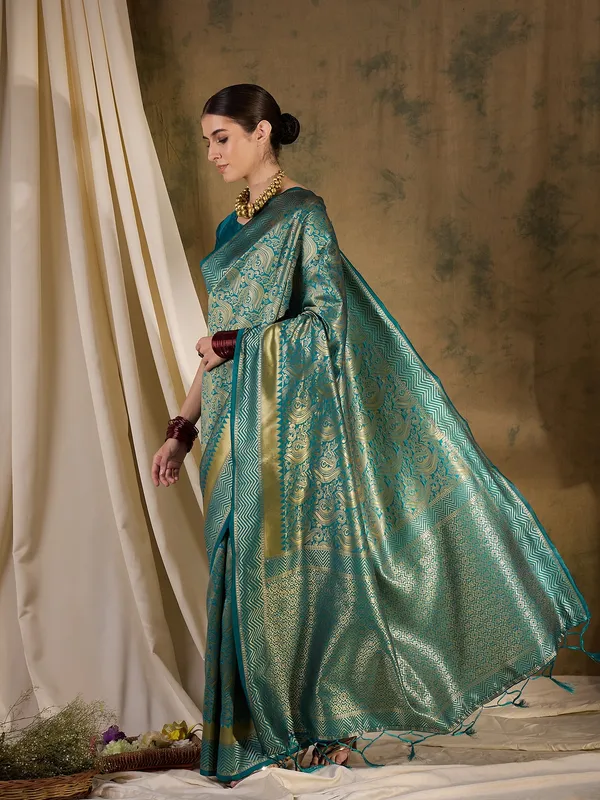 Green_Art_Silk_Woven_Banarasi_Saree_With_Unstitched_Blouse_For_Women