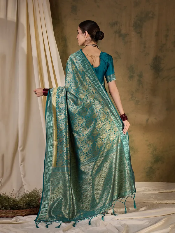 Green_Art_Silk_Woven_Banarasi_Saree_With_Unstitched_Blouse_For_Women