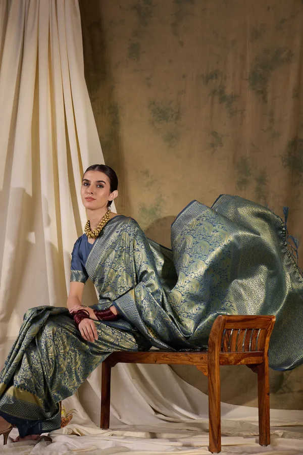 Grey_Art_Silk_Woven_Banarasi_Saree_With_Unstitched_Blouse_For_Women