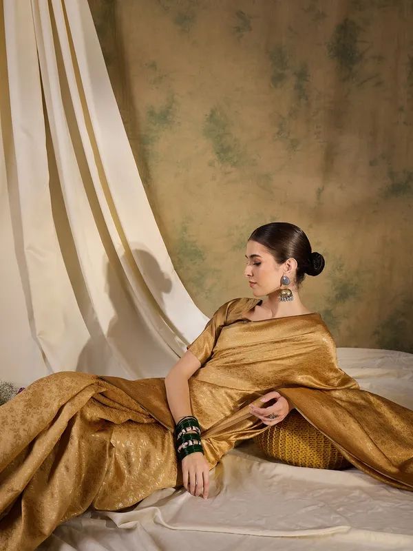 Gold_Art_Silk_Woven_Banarasi_Saree_With_Unstitched_Blouse_For_Women