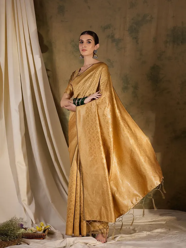 Gold_Art_Silk_Woven_Banarasi_Saree_With_Unstitched_Blouse_For_Women