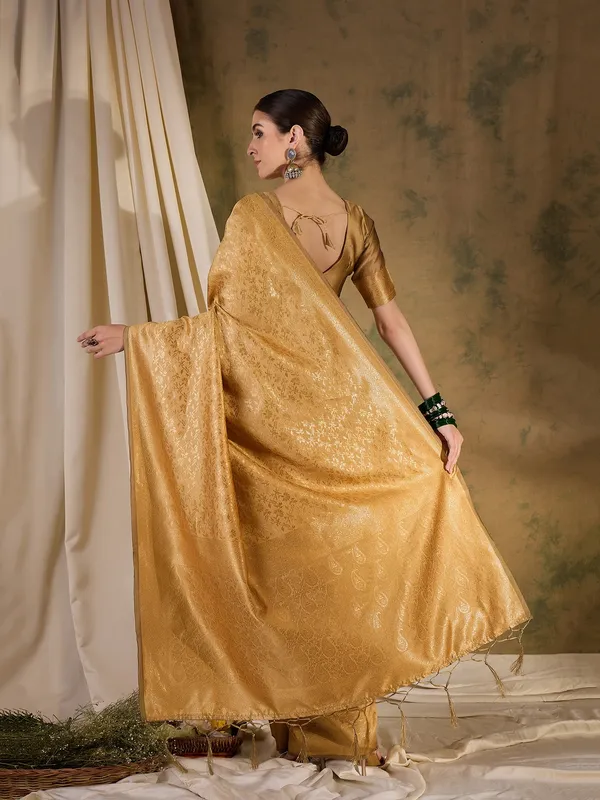 Gold_Art_Silk_Woven_Banarasi_Saree_With_Unstitched_Blouse_For_Women