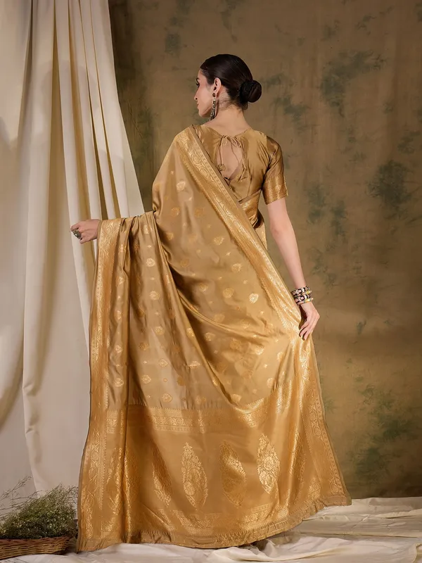 Beige_Art_Silk_Woven_Banarasi_Saree_With_Unstitched_Blouse_For_Women