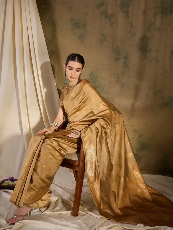 Beige_Art_Silk_Woven_Banarasi_Saree_With_Unstitched_Blouse_For_Women