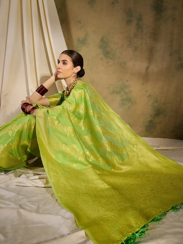 Green_Art_Silk_Woven_Banarasi_Saree_With_Unstitched_Blouse_For_Women