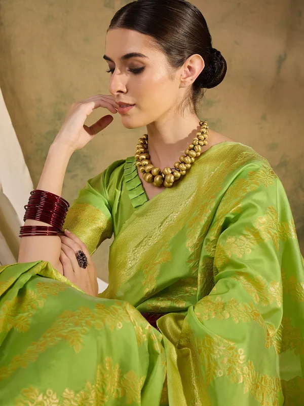 Green_Art_Silk_Woven_Banarasi_Saree_With_Unstitched_Blouse_For_Women