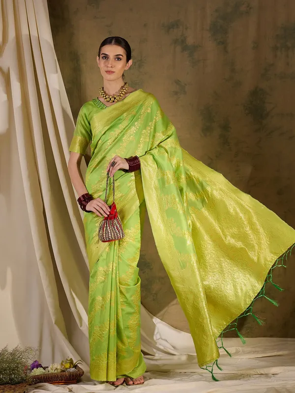 Green_Art_Silk_Woven_Banarasi_Saree_With_Unstitched_Blouse_For_Women