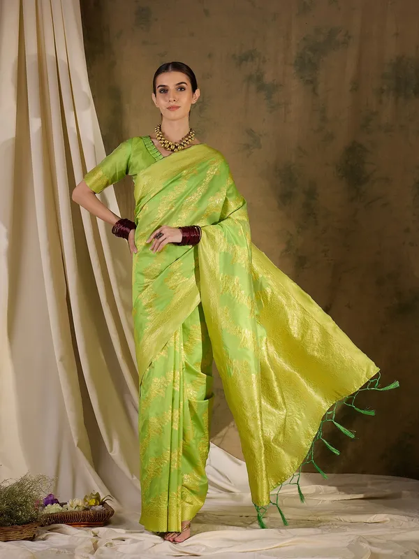 Green_Art_Silk_Woven_Banarasi_Saree_With_Unstitched_Blouse_For_Women