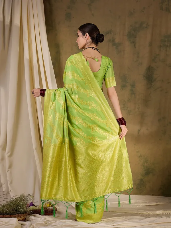 Green_Art_Silk_Woven_Banarasi_Saree_With_Unstitched_Blouse_For_Women