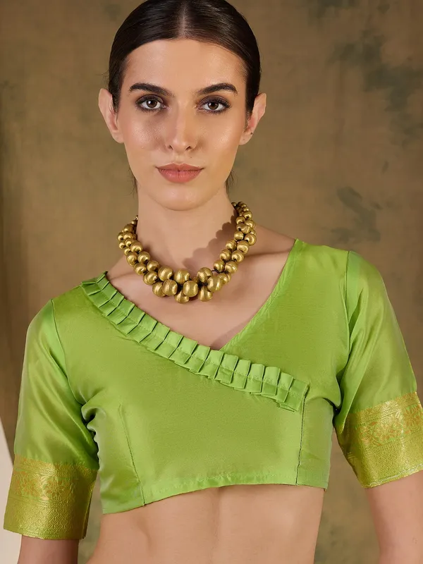 Green_Art_Silk_Woven_Banarasi_Saree_With_Unstitched_Blouse_For_Women