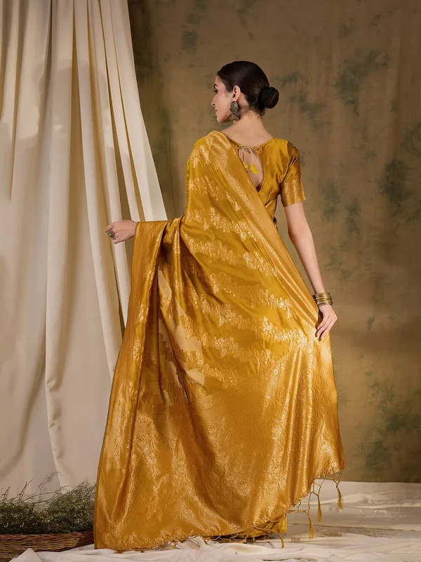 Mustard_Art_Silk_Woven_Banarasi_Saree_With_Unstitched_Blouse_For_Women