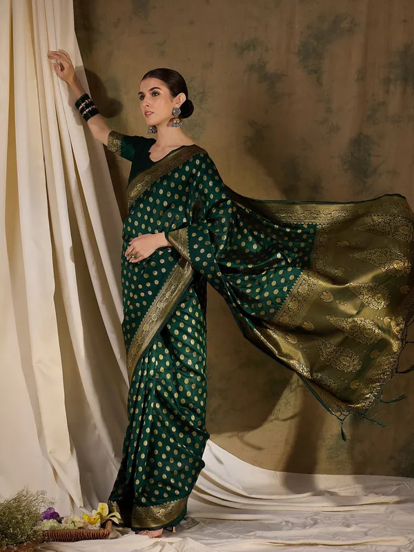 Green_Art_Silk_Woven_Banarasi_Saree_With_Unstitched_Blouse_For_Women