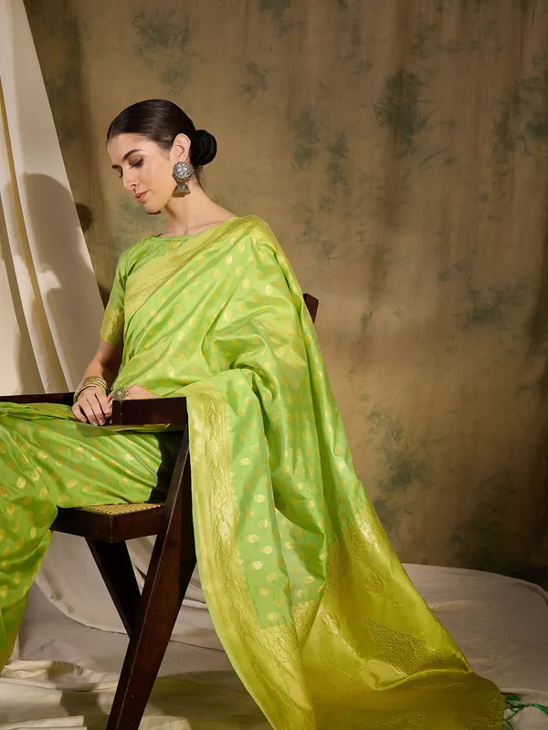 Green_Art_Silk_Woven_Banarasi_Saree_With_Unstitched_Blouse_For_Women