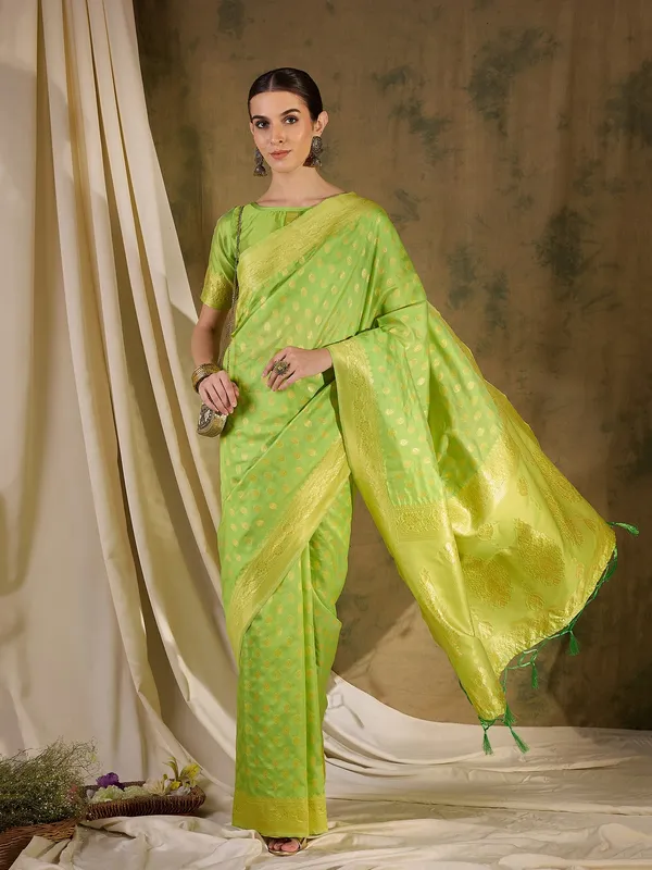 Green_Art_Silk_Woven_Banarasi_Saree_With_Unstitched_Blouse_For_Women