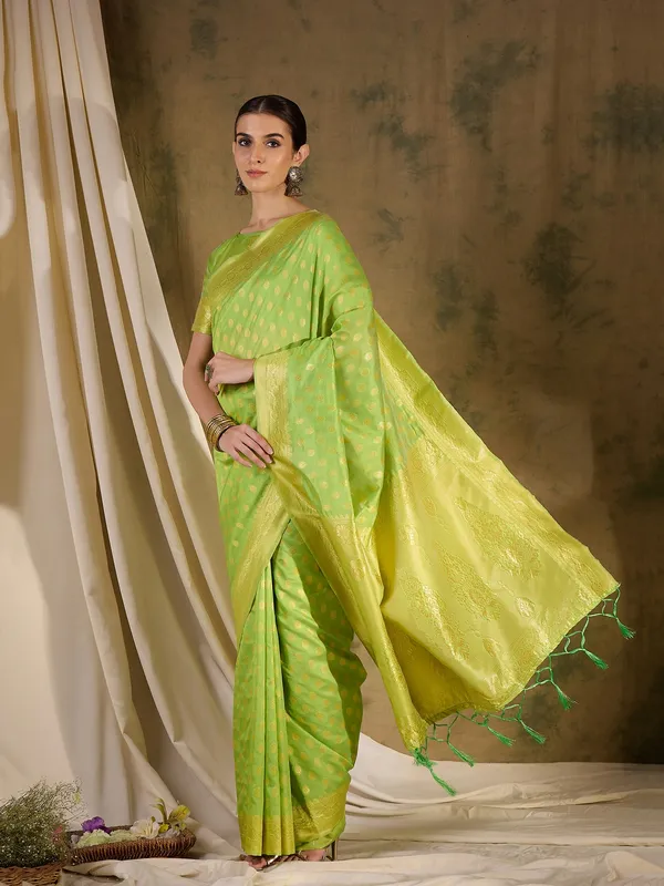 Green_Art_Silk_Woven_Banarasi_Saree_With_Unstitched_Blouse_For_Women