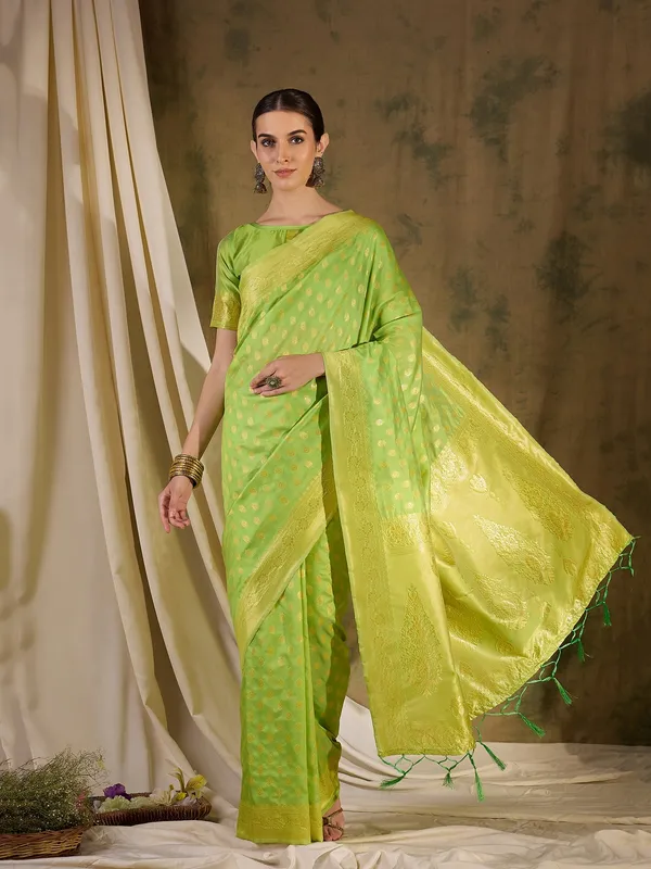 Green_Art_Silk_Woven_Banarasi_Saree_With_Unstitched_Blouse_For_Women