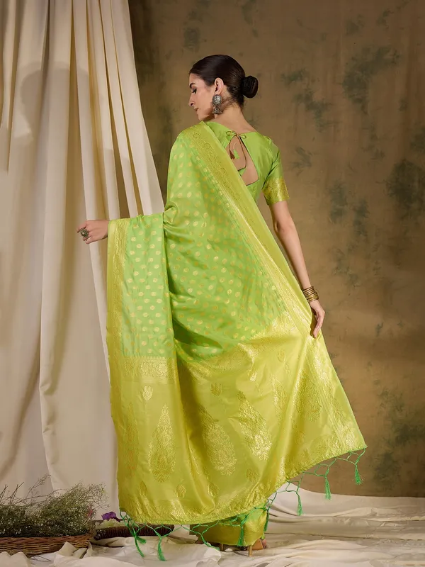 Green_Art_Silk_Woven_Banarasi_Saree_With_Unstitched_Blouse_For_Women