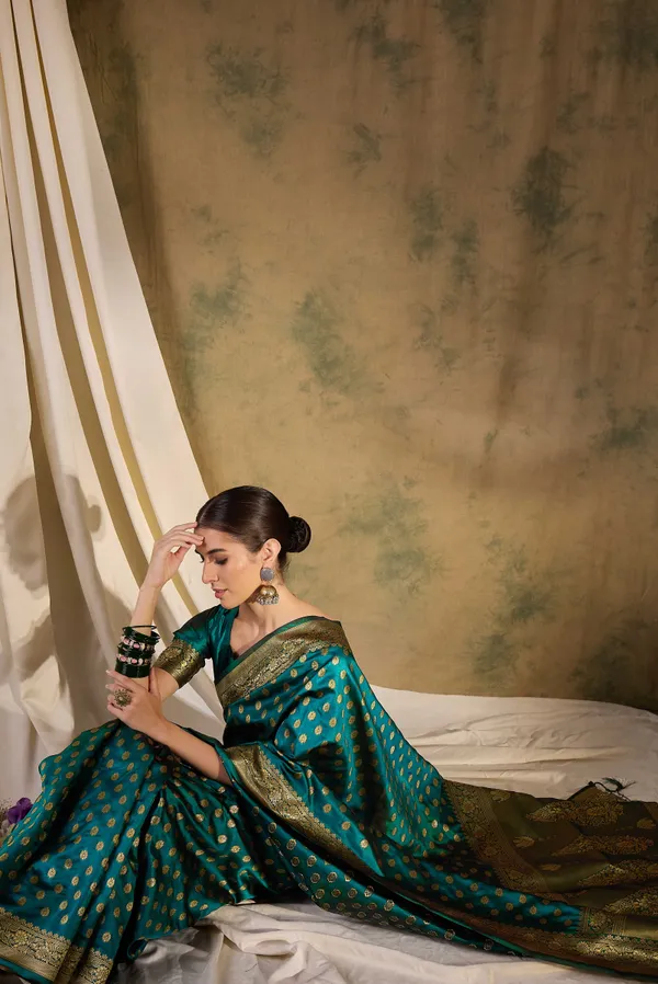 Green_Art_Silk_Woven_Banarasi_Saree_With_Unstitched_Blouse_For_Women