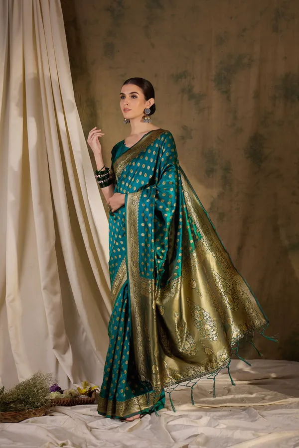 Green_Art_Silk_Woven_Banarasi_Saree_With_Unstitched_Blouse_For_Women