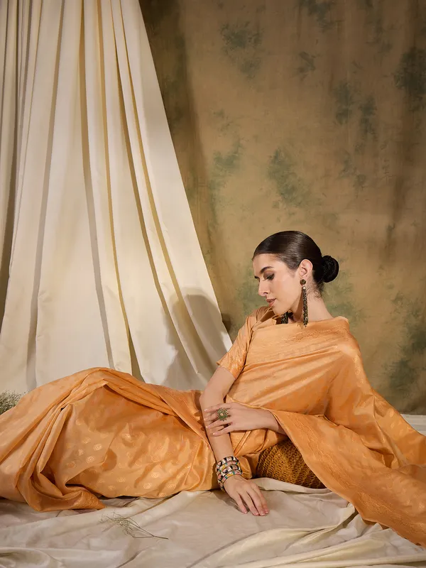 Gold_Art_Silk_Woven_Banarasi_Saree_With_Unstitched_Blouse_For_Women