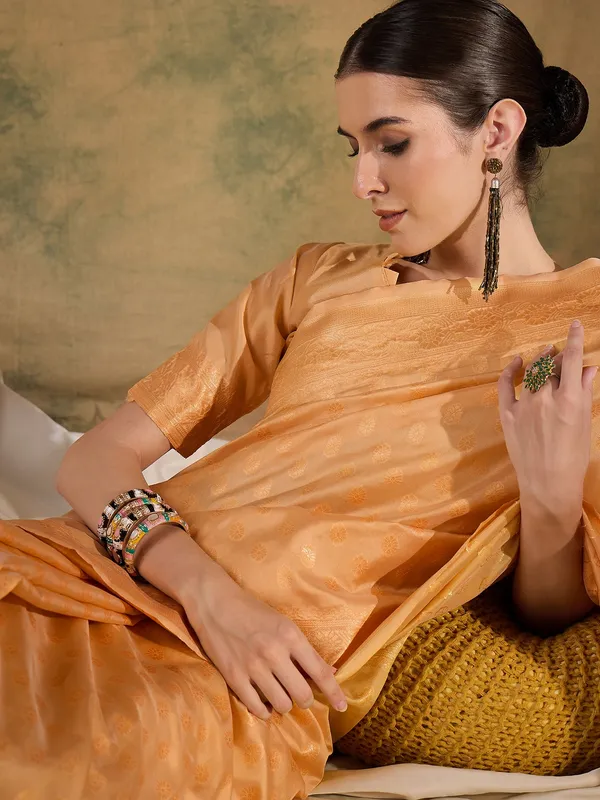 Gold_Art_Silk_Woven_Banarasi_Saree_With_Unstitched_Blouse_For_Women