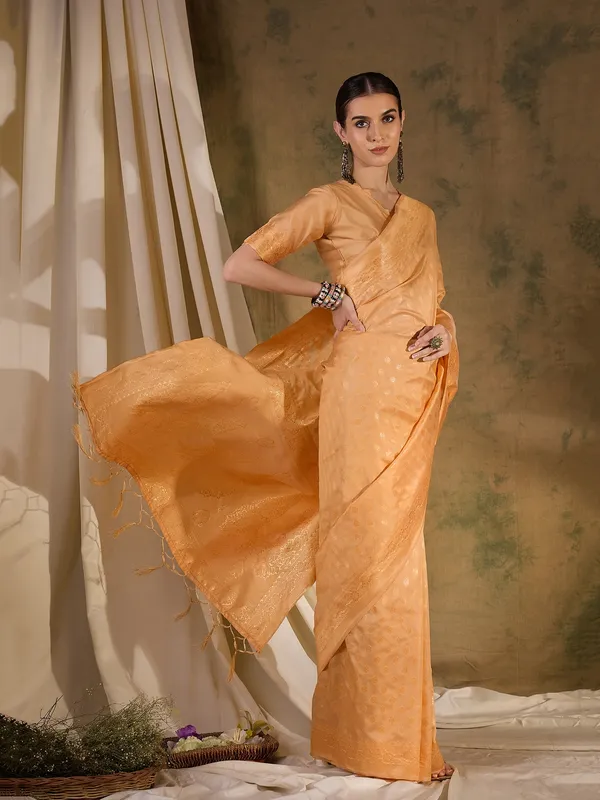Gold_Art_Silk_Woven_Banarasi_Saree_With_Unstitched_Blouse_For_Women