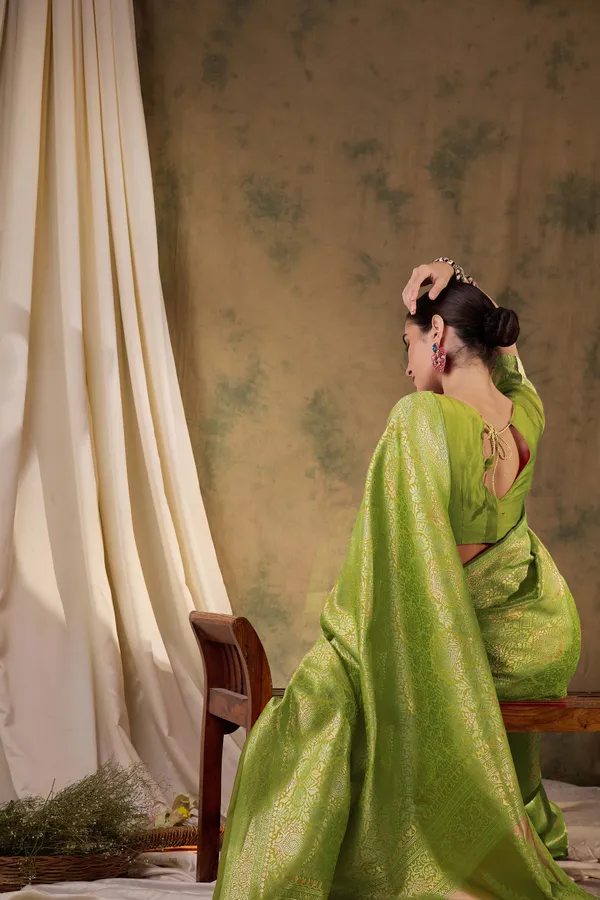 Green_Art_Silk_Woven_Banarasi_Saree_With_Unstitched_Blouse_For_Women