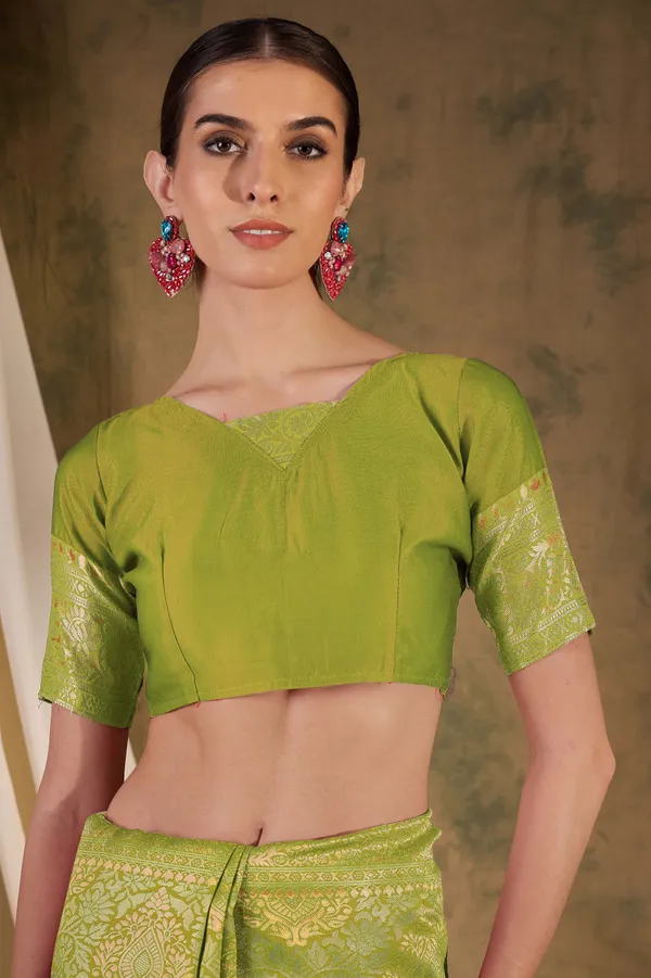 Green_Art_Silk_Woven_Banarasi_Saree_With_Unstitched_Blouse_For_Women