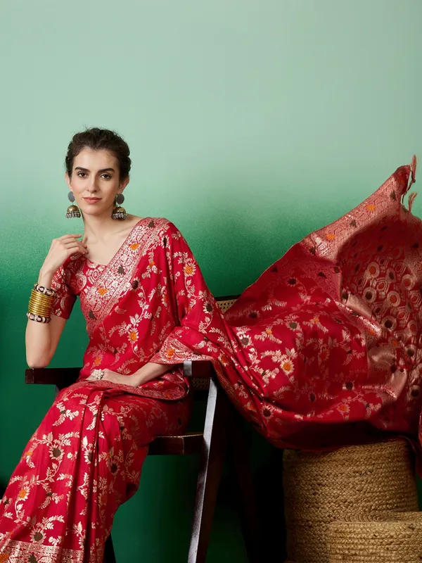 Red_Art_Silk_Woven_Banarasi_Saree_With_Unstitched_Blouse_For_Women