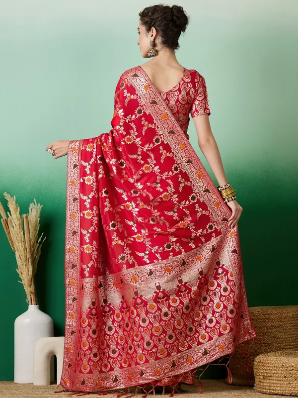 Red_Art_Silk_Woven_Banarasi_Saree_With_Unstitched_Blouse_For_Women